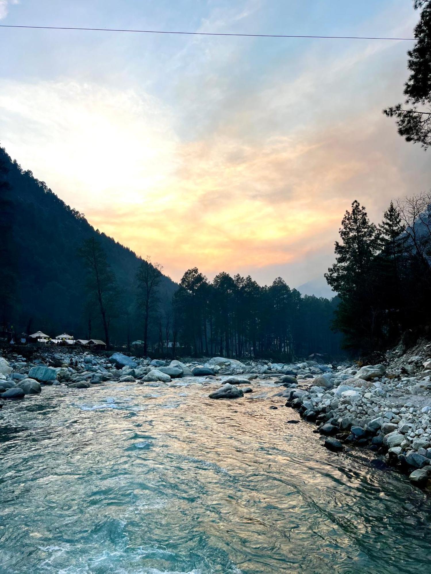Hotel Adinova Kasol Exteriör bild