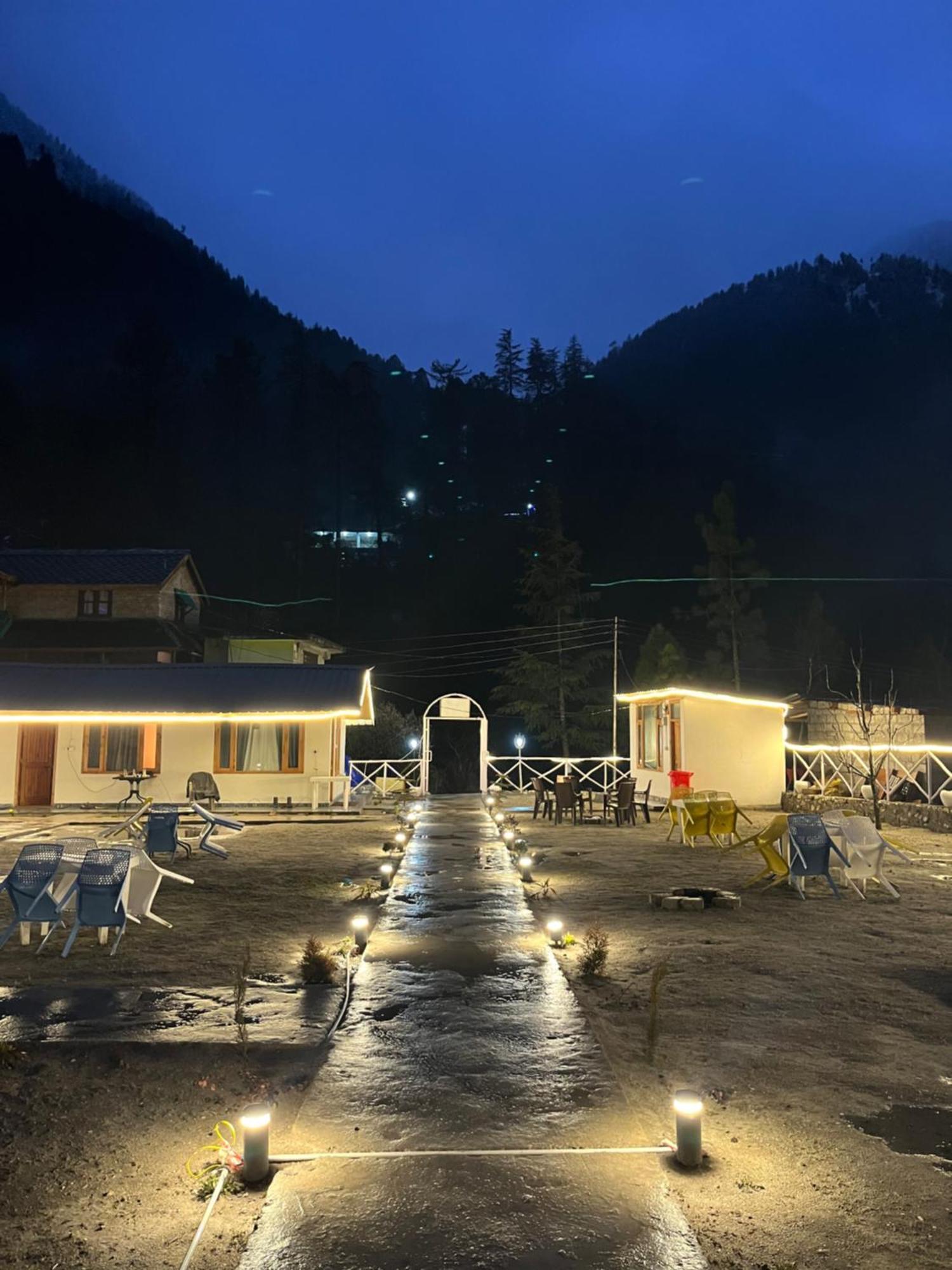 Hotel Adinova Kasol Exteriör bild